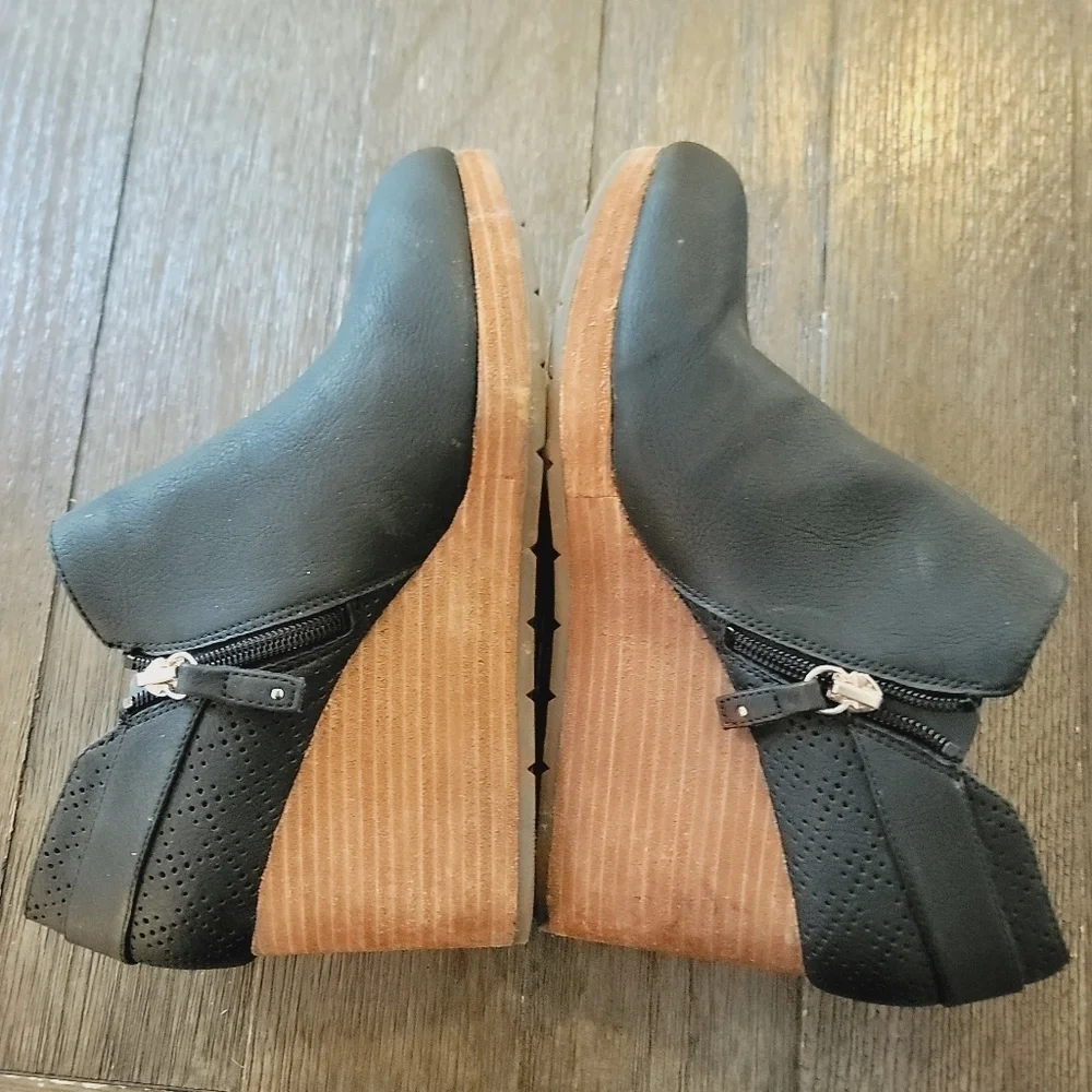 Dr. Scholl's Honor Wedge Size 8.5
